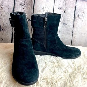 Aravon 'Linda' black suede waterproof ankle boot bootie size 7.5D (wide width)